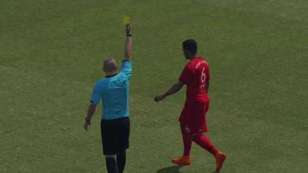 Screenshot: zeigt wie ein Spieler vom Schiedsrichter mit einer Gelben Karte bestraft wird.