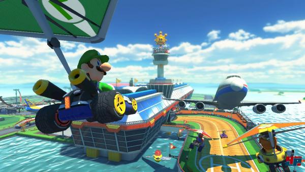 Luigi segelt in seinem Fahrzeug auf eine Fluglandebahn herab.