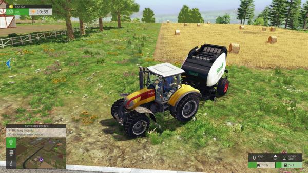 Screenshot: Ein Traktor mit Ballenpresse vor einem Feld auf dem Heuballen liegen.