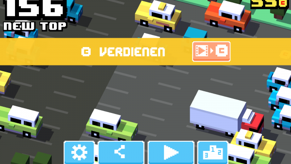 Screenshot: Eine zwölfspurige Straße. Davor ist ein Spielmenü, mit der Möglichkeit sich Münzen im Spiel durch das Ansehen von Werbung zu verdienen, eingeblendet.