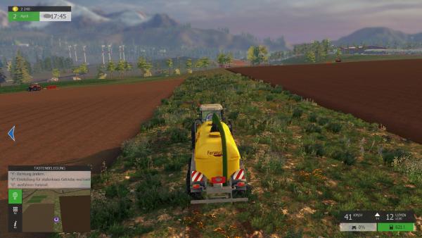 Screenshot: Ein Traktor mit Düngemittel-Anhänger steht zwischen zwei Feldern, die gerade von Arbeitern bearbeitet werden. 
