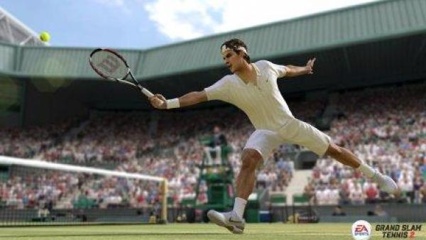 Ein Tennisspieler streckt sich nach dem Ball.