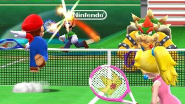 Mario schmettert einen Ball über das Netz.