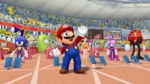 Mario winkt auf der Laufbahn in die Menge.