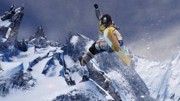 Ein Snowboarder springt über eine Klippe.