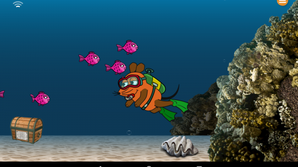 Screenshot: Ausschnitt aus dem interaktiven Hauptmenü. Die Maus taucht gerade bei einem Korallenriff, auf der linken Seite liegt eine Schatztruhe am Meeresgrund.