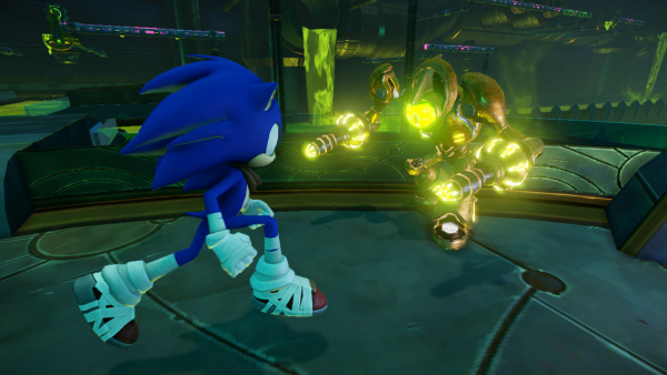 Sonic kämpft gegen einen Roboter.