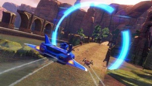 Sonic fliegt in einem geflügelten Auto durch einen blau leuchtenden Ring.