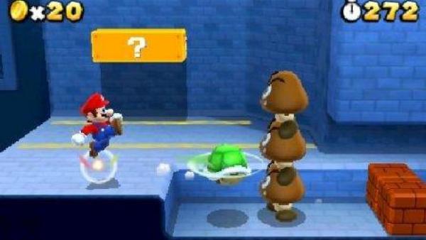 Mario kickt eine Schildkröte zu seinen Gegnern.