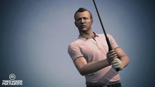 Ein Golfspieler schwingt seinen Schläger.