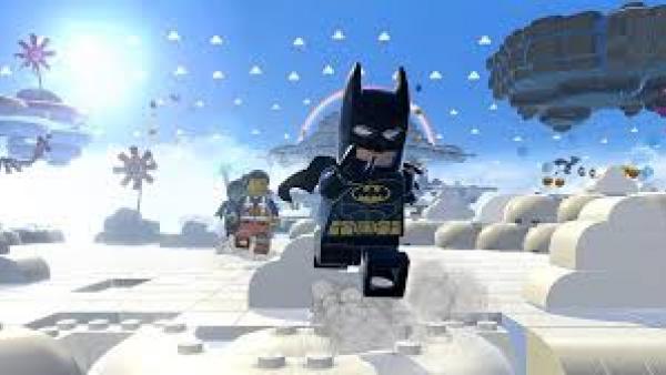 LEGO-Batman läuft durch eine Schneelandschaft.