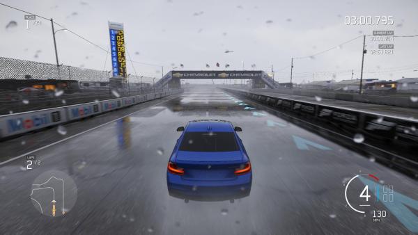 Screenshot: Ein BMW fährt auf einer Geraden durch den Regen
