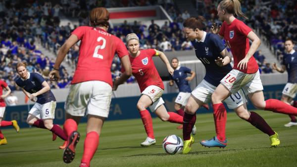 Screenshot: Drei Verteidigerinnen der Englischen Frauen-Nationalmannschaft verteidigen gegen eine ballführende Französin