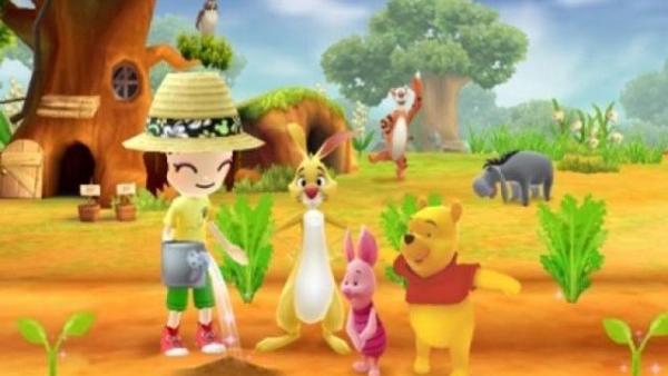 Winnie the Pooh mit Ferken und Rabbit, im Hintergrund seine Freunde