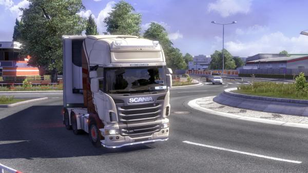 Frontalansicht einer weißen Zugmaschine der Marke "Scania" mit Anhänger in der Spielegrafik