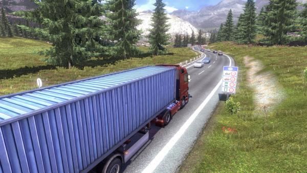 Eine rote Zugmaschine die einen blauen Container als Anhänger geladen hat fährt auf einer schweizer Straße. rechts steht ein Straßenschild mit den Geschwindigkeitsbegrenzungen