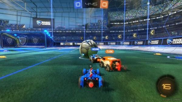 Screenshot: Drei Autos jagen einem Ball hinterher