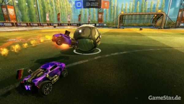 Screenshot: Ein mit Nachbrenner ausgerüstetes Auto nimmt den Ball an