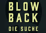 Cover: Der Schriftzug "Blowback Die Suche" vor zwei Schuhabdrücken auf dunklem Hintergrund.