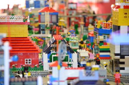Blick in eine Stadt aus Lego gebaut